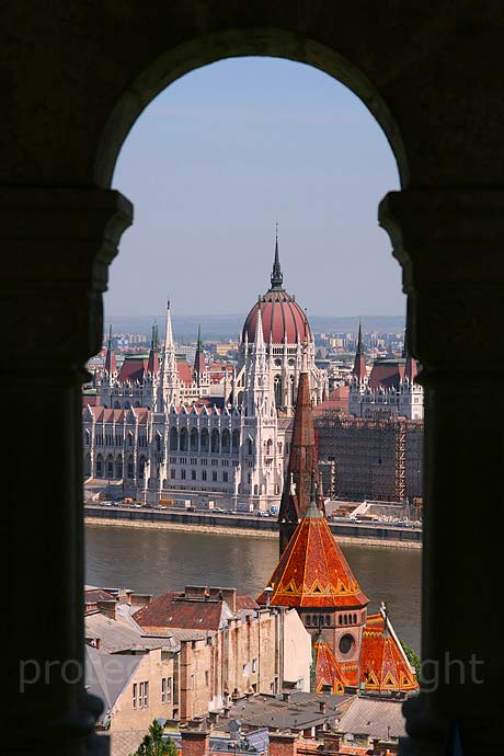 Parlamentul vazut prin arca bastionului pescaresc din Budapesta