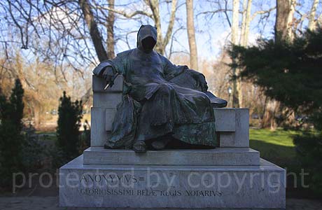 Statuia anonymus cea mai faimoasa a primului scrib din Budapesta
