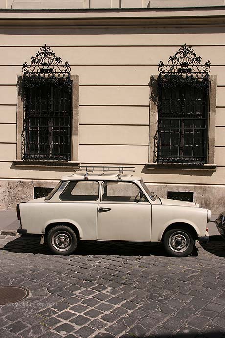 Altstadt von Budapest und eine beruehmte alte deutsch Auto foto