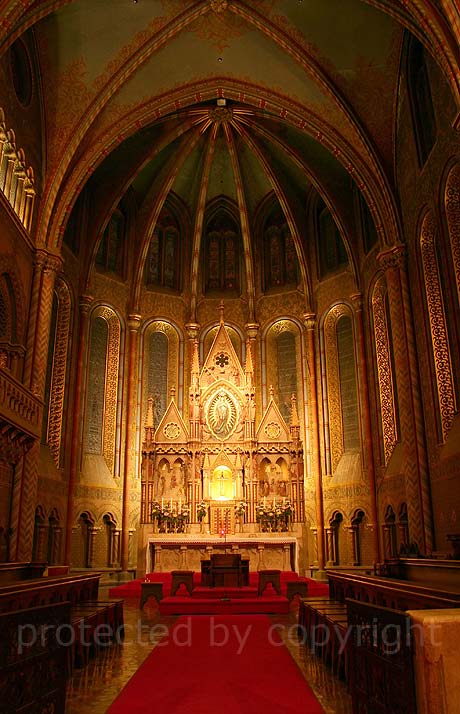 Interior de biserica noaptea in Budapesta foto