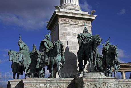 Monumentul regilor maghiari in Piata Eroilor din Budapesta foto